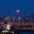 Mondaufgang über Hamburger Hafen