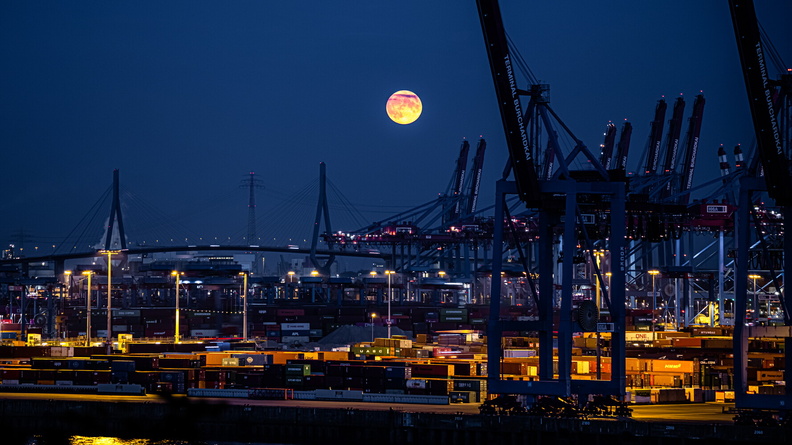 Mondaufgang über Hamburger Hafen